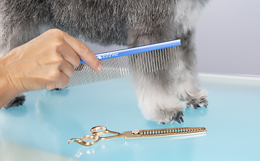 Peine metálico sin mango para posicionar el pelo en el corte a tijera en perros